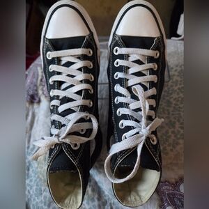 Converse Chuck Taylor Unisex M 7- W 9 Classic Black & White High Top Sneakers